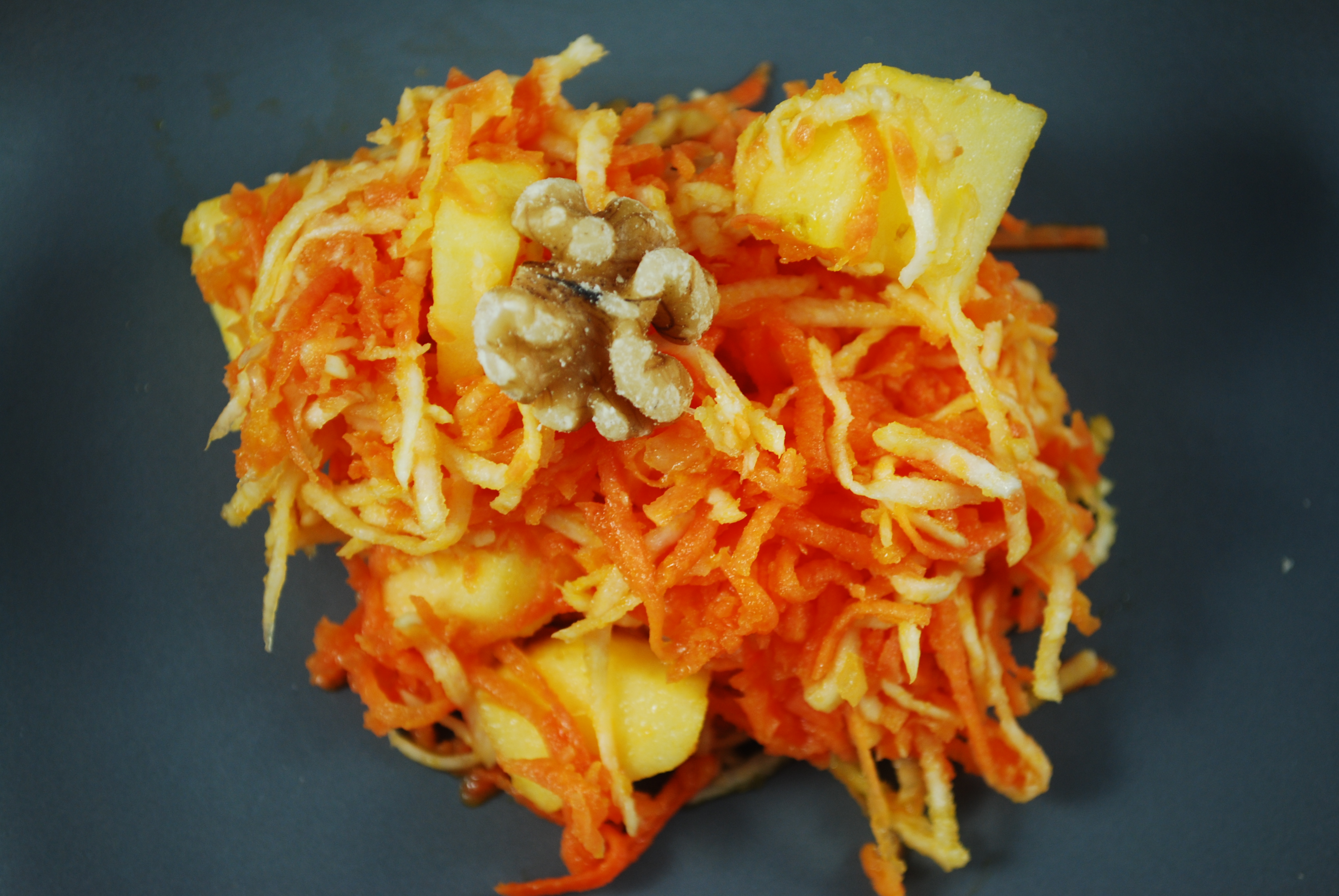 Möhren-Sellerie-Apfel Salat mit Walnüssen – Querköchin