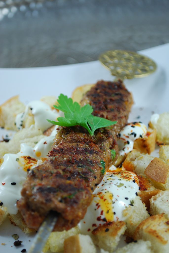 Yogurtlu Adana Kebab auf geröstetem Fladenbrot – Querköchin
